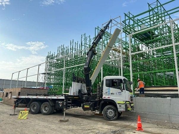 Camión grúa VP en montaje de estructura